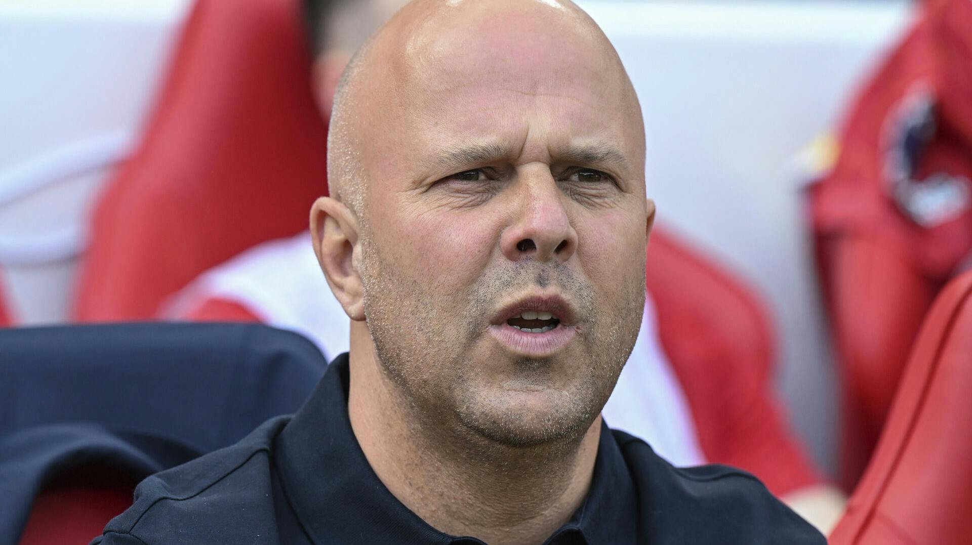 Arne Slot savner familien. 