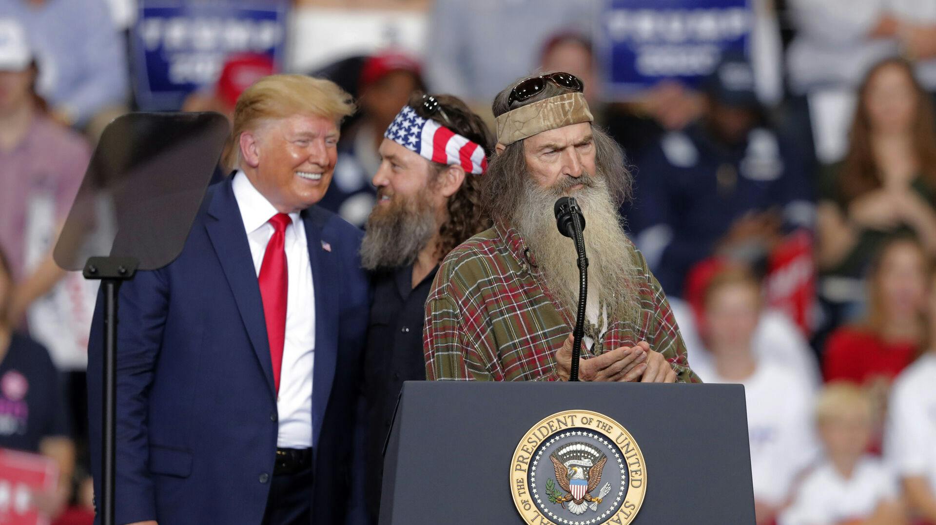 Phil Roberston - med sønnen Willie Robertson i midten - lagde ikke skjul på, hvilken side af det politiske spektrum, han og familien holdt sig til.