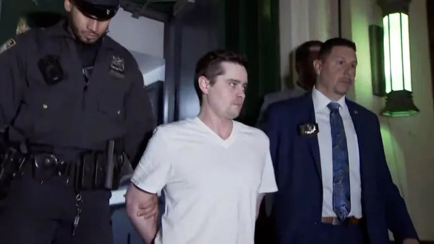 Rigmanden John Woeltz er blevet anholdt og sigtet i uhyggelig kidnapningssag af en italiensk turist.