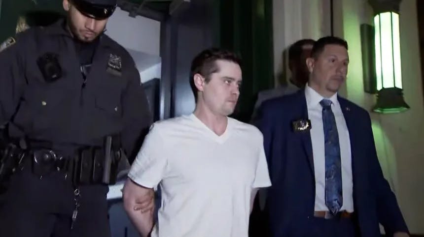 Rigmanden John Woeltz er blevet anholdt og sigtet i uhyggelig kidnapningssag af en italiensk turist.