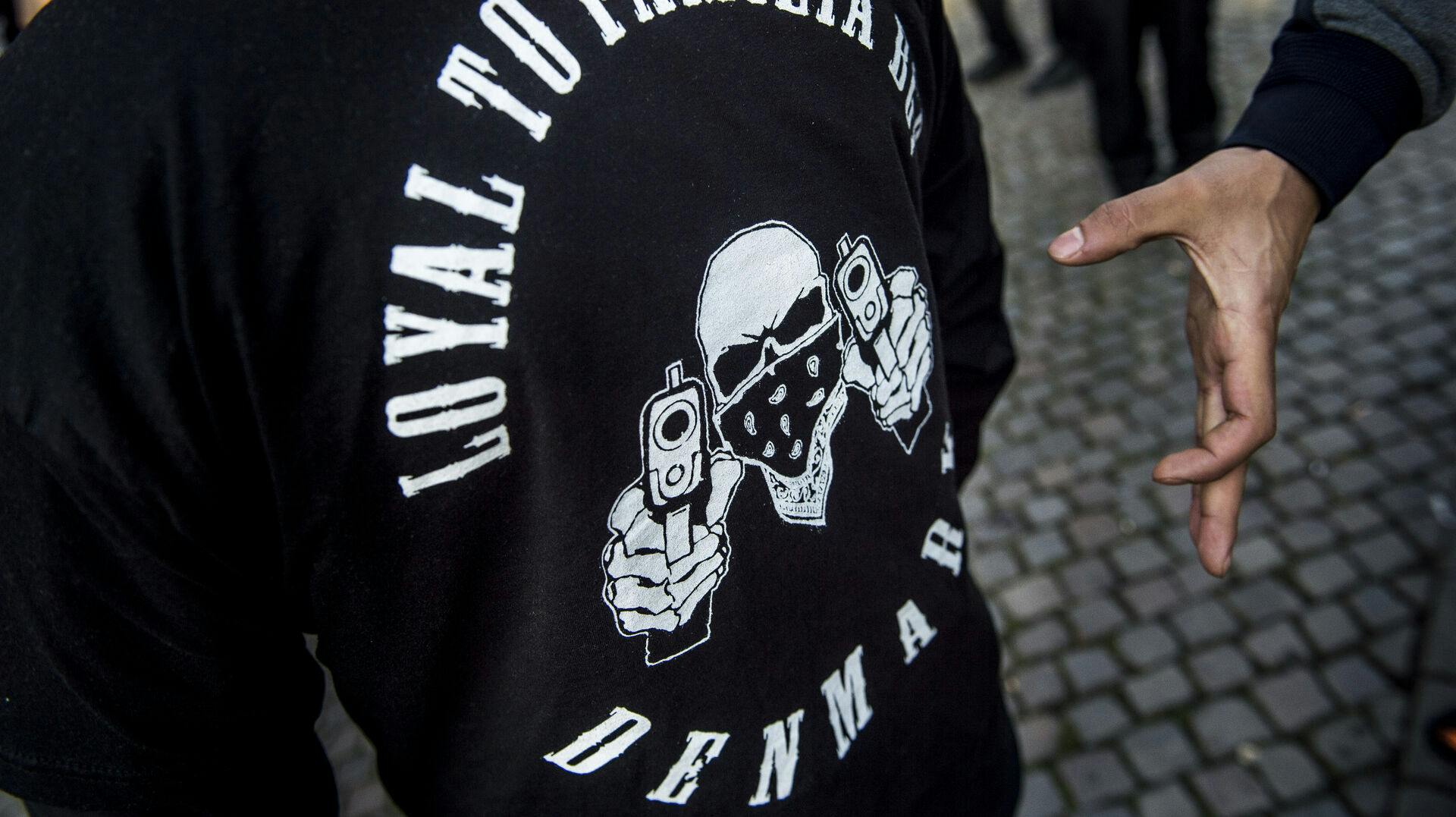 Ifølge politiet er den sigtede 28-årige en del af den forbudte bande Loyal To Familia (LTF).