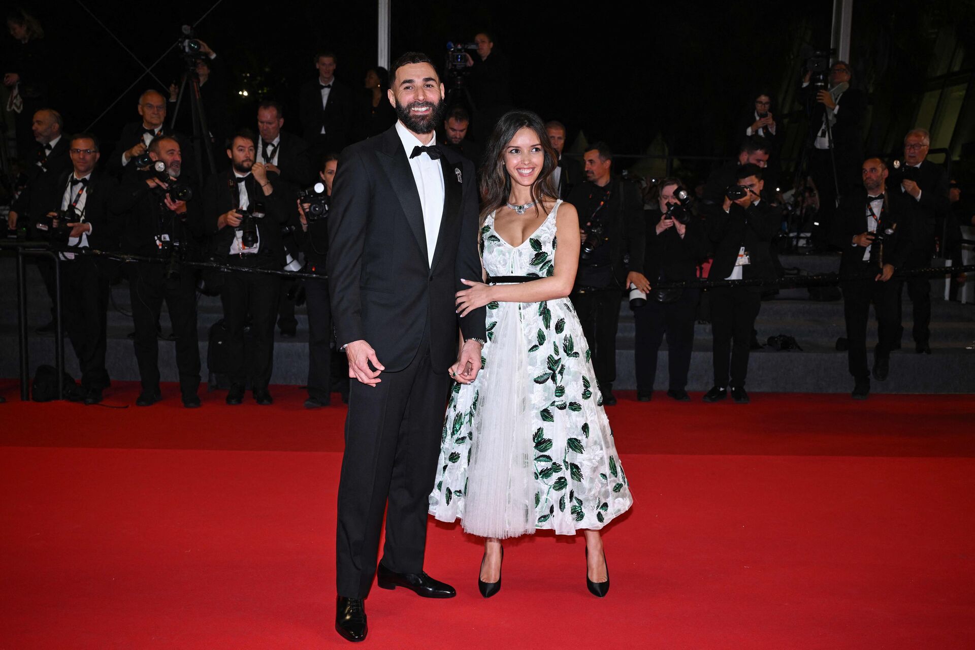 Hånd i hånd ankom Karim Benzema og Lyna Khoudri sammen til Cannes Film Festival.