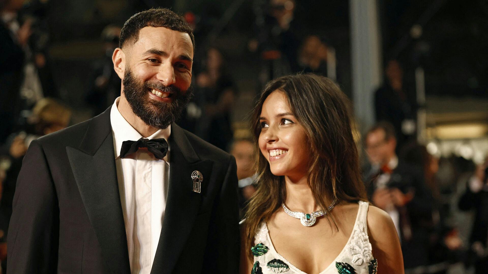 Siden marts har rygterne svirret om Karim Benzema og Lyna Khoudri. I weekenden bekræftede stjernerne, at de er blevet et par.