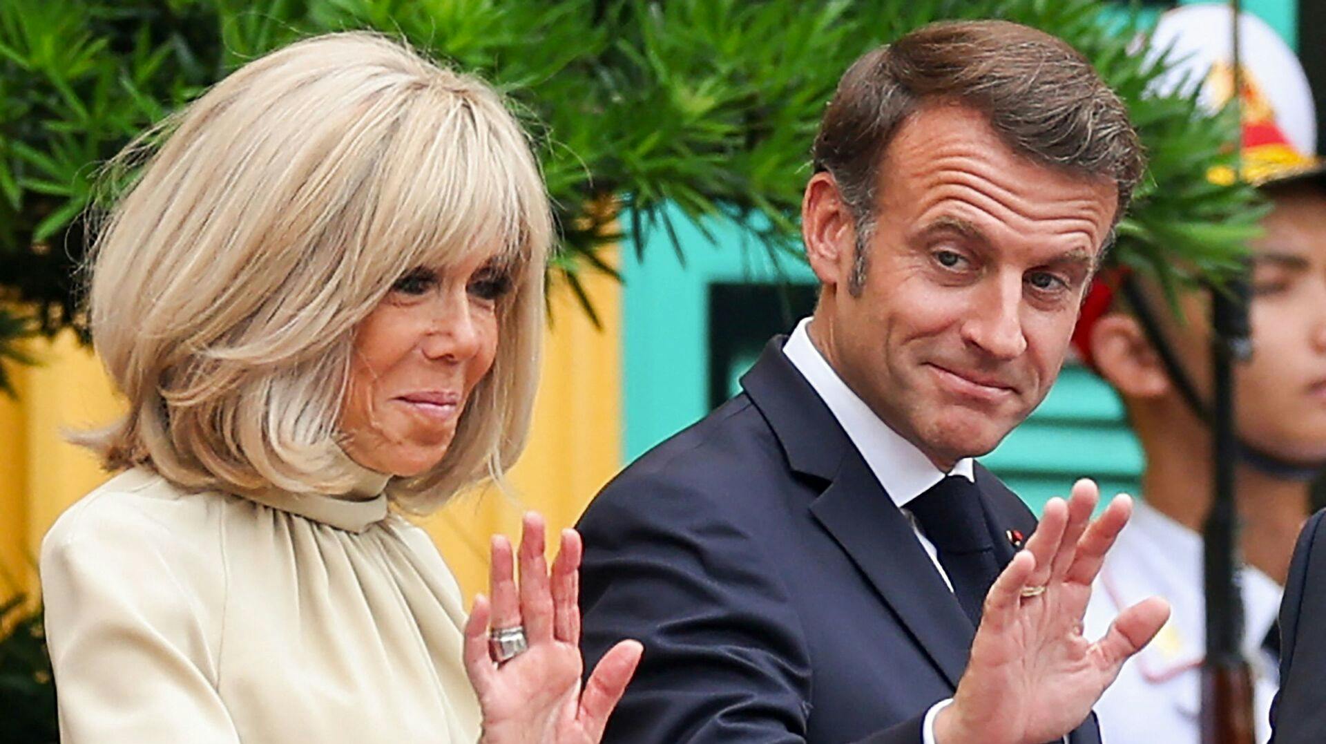 En video viser, hvordan Brigitte Macron planter sine hænder i hovedet på sin mand.