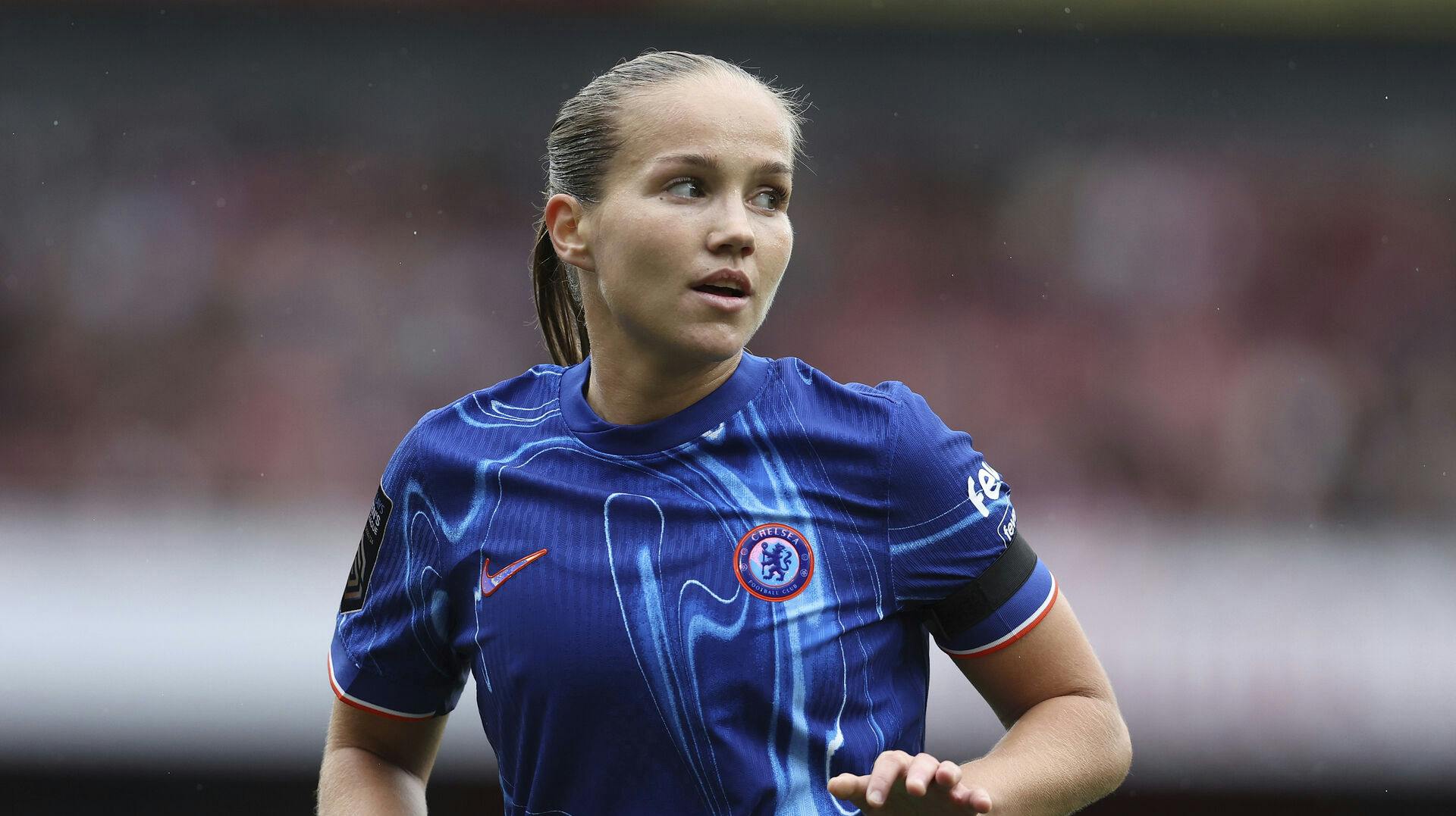Den norske Chelsea-stjerne Guro Reiten skal være mor for første gang. Det afslører hun og kæresten Julie Nilssen på Instagram.