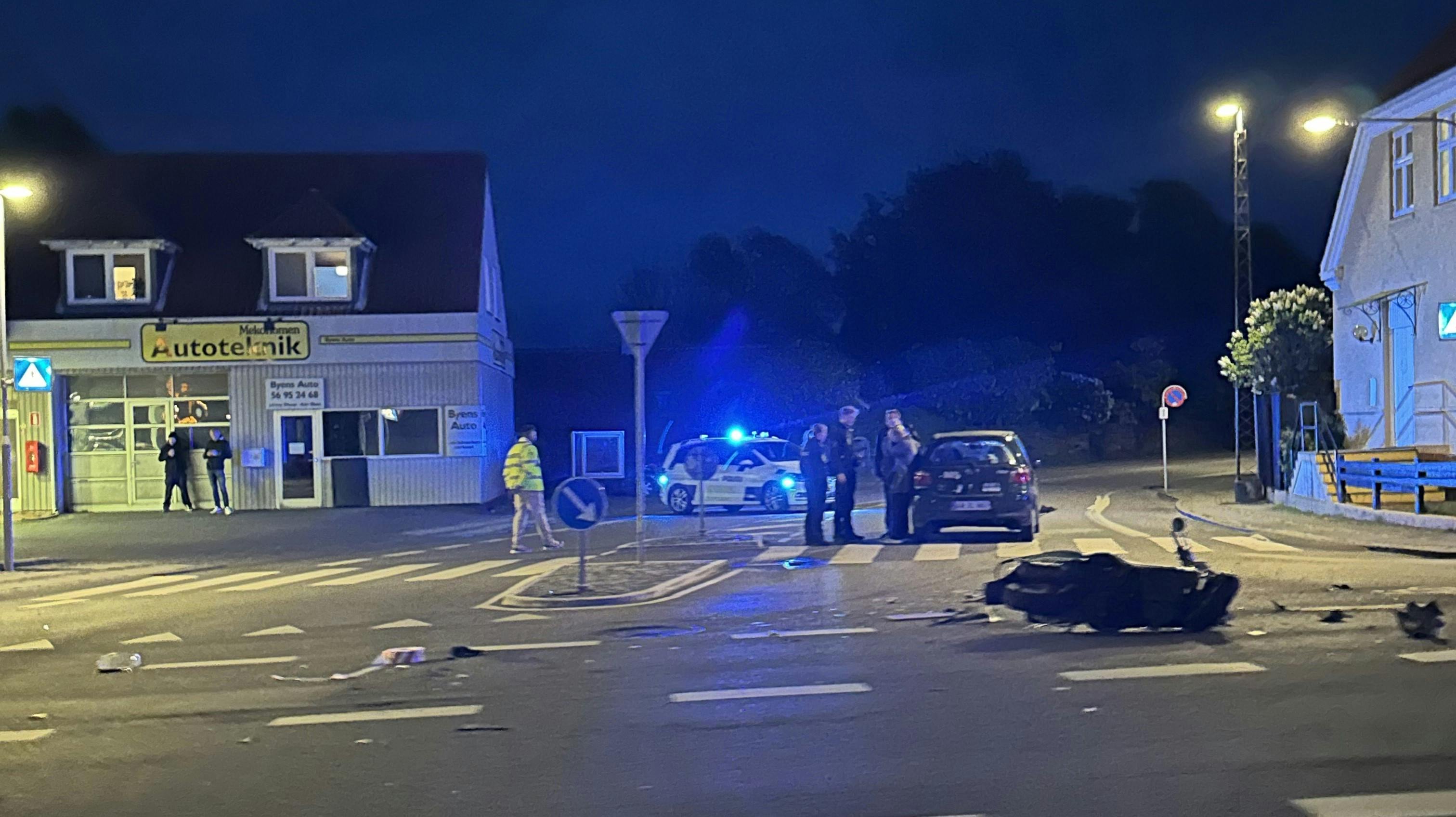 En 19-årig kvinde ramte fredag aften en knallert, da hun skulle dreje til venstre i et sving. Her ses politiet på stedet - knallertføreren kom alvorligt til skade.