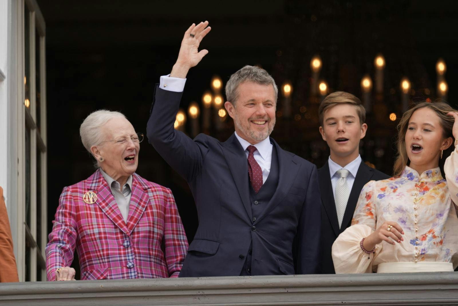 Kong Frederik fylder 57 år og bliver hyldet på Amalienborg Slotsplads 26. maj 2025
