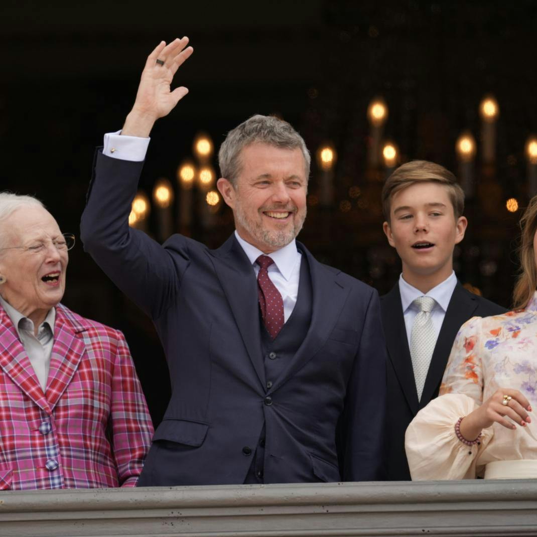 Kong Frederik fylder 57 år og bliver hyldet på Amalienborg Slotsplads 26. maj 2025