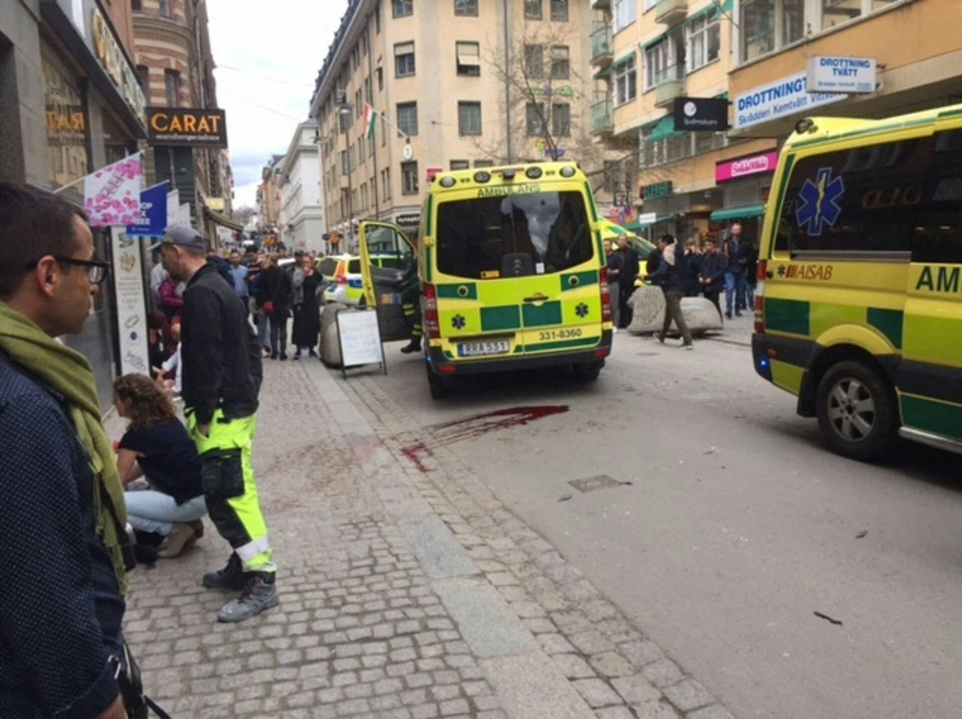 Bil kører ind i menneskemængde
