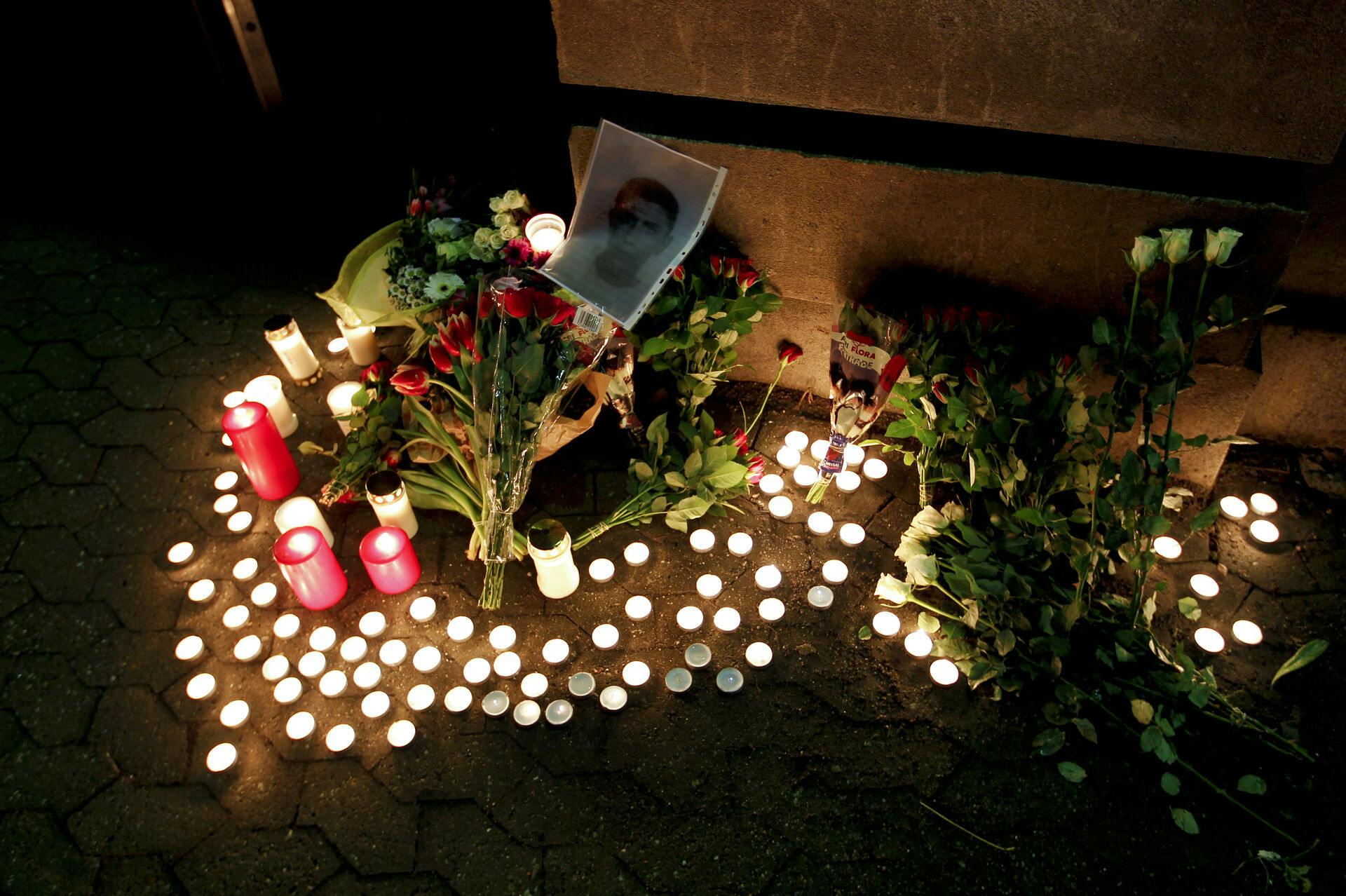 Kolding. Et minuts stilhed for 23-årige Ekrem Sahin efter hans mystiske død i Kolding Arrest.