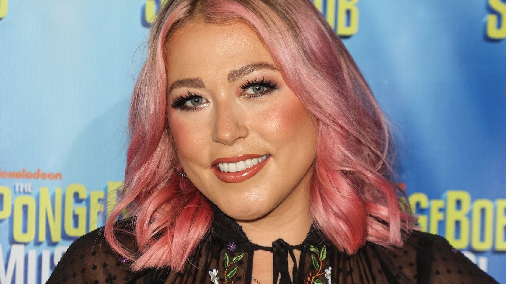 Amelia Lily holdt sin graviditet hemmelig.