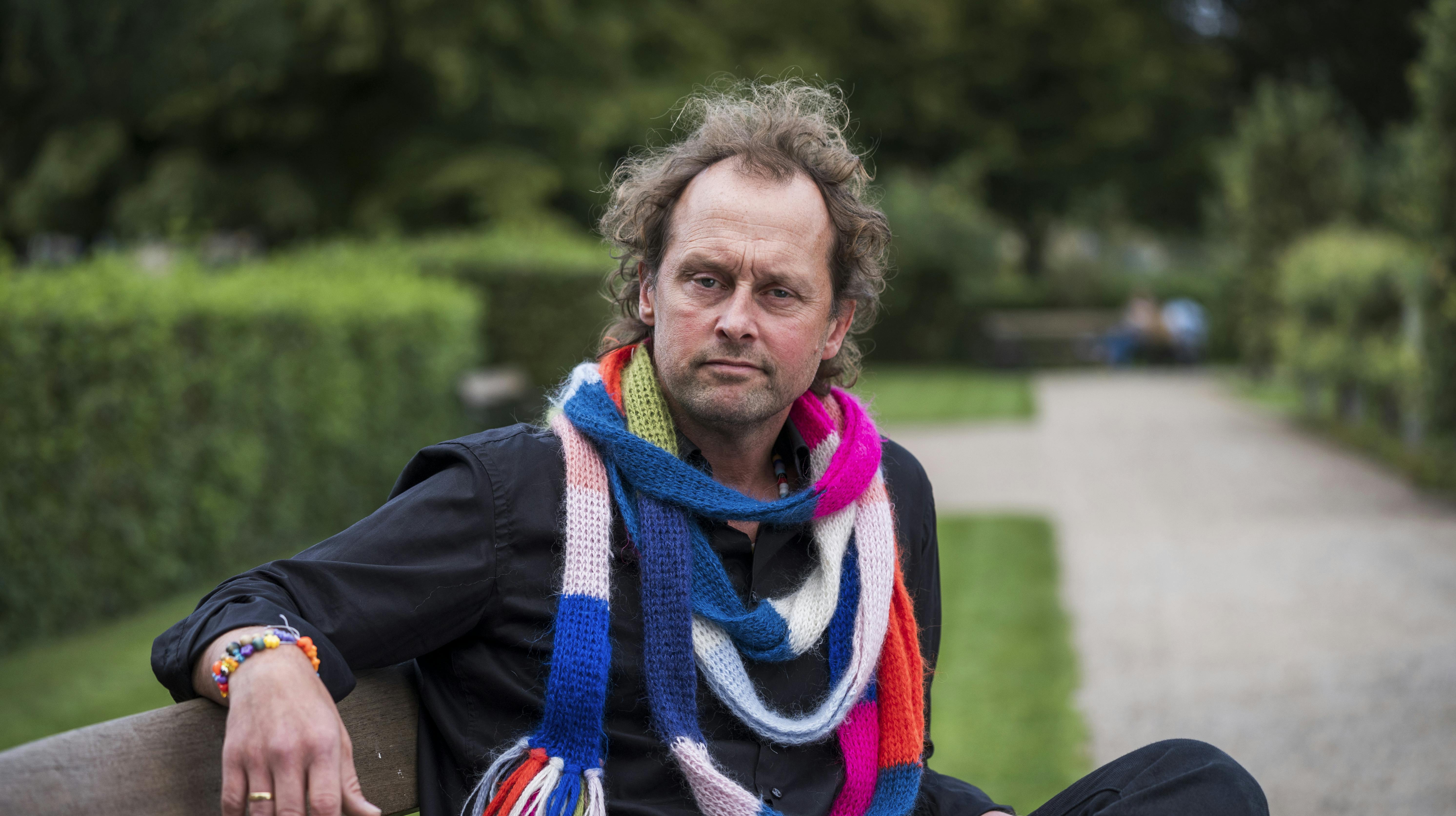 Geo bryder grædende sammen i radioprogram, da han skal fortælle om sin mor, der ikke nåede at tilgive ham før sin død.