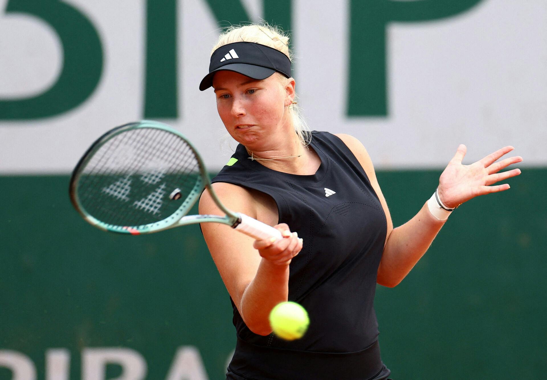 Clara Tauson kan nu fokusere fuldt ud på singlekampene, efter hun tirsdag tabte i double ved French Open med makkeren Linda Noskova.