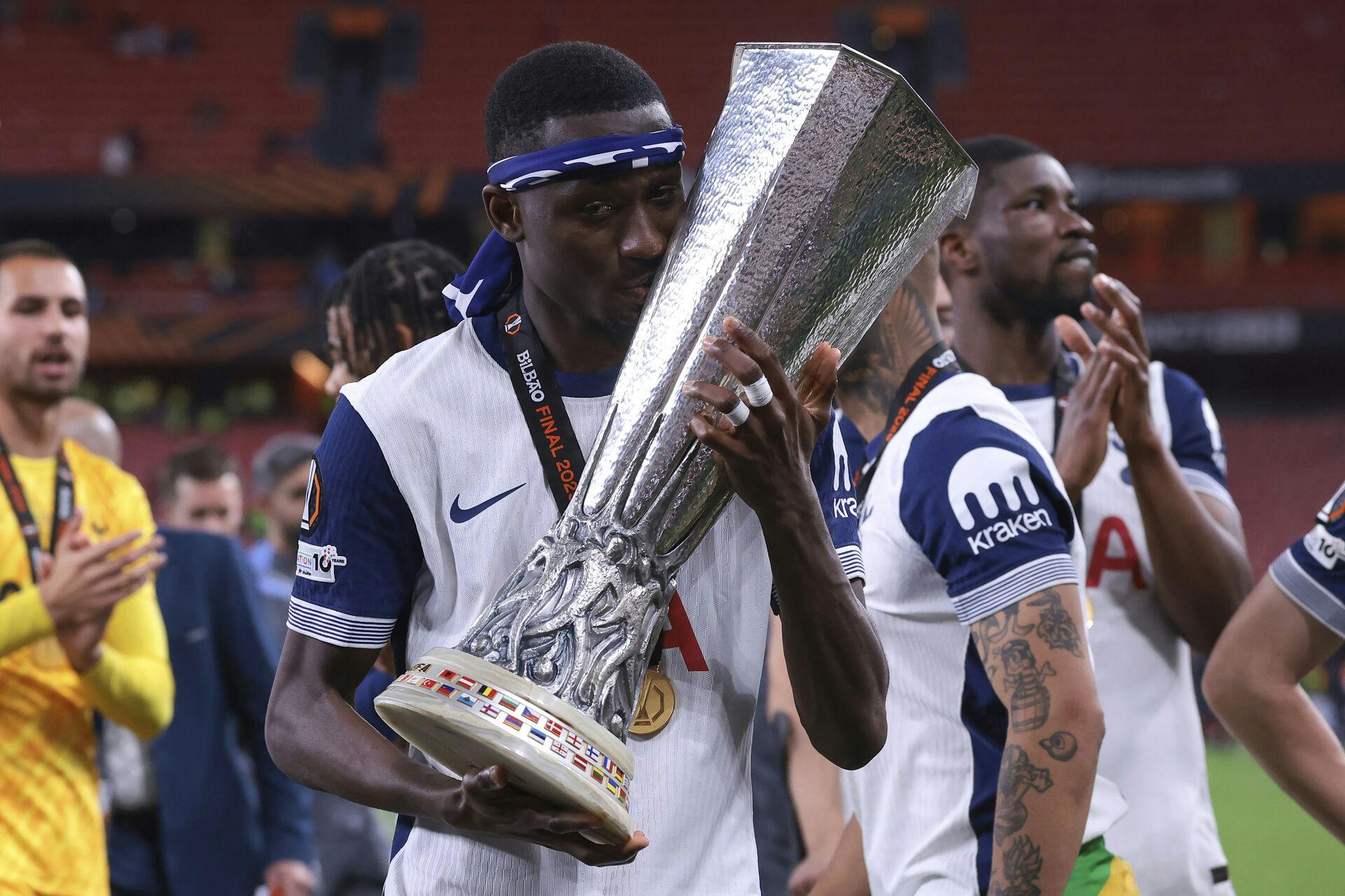 Tottenham-stjernen Pape Matar Sarr er ikke længere single. Og det har han faktisk ikke været i et stykke tid, da han i al hemmelighed blev gift med modellen Veronika Yazback sidste år.