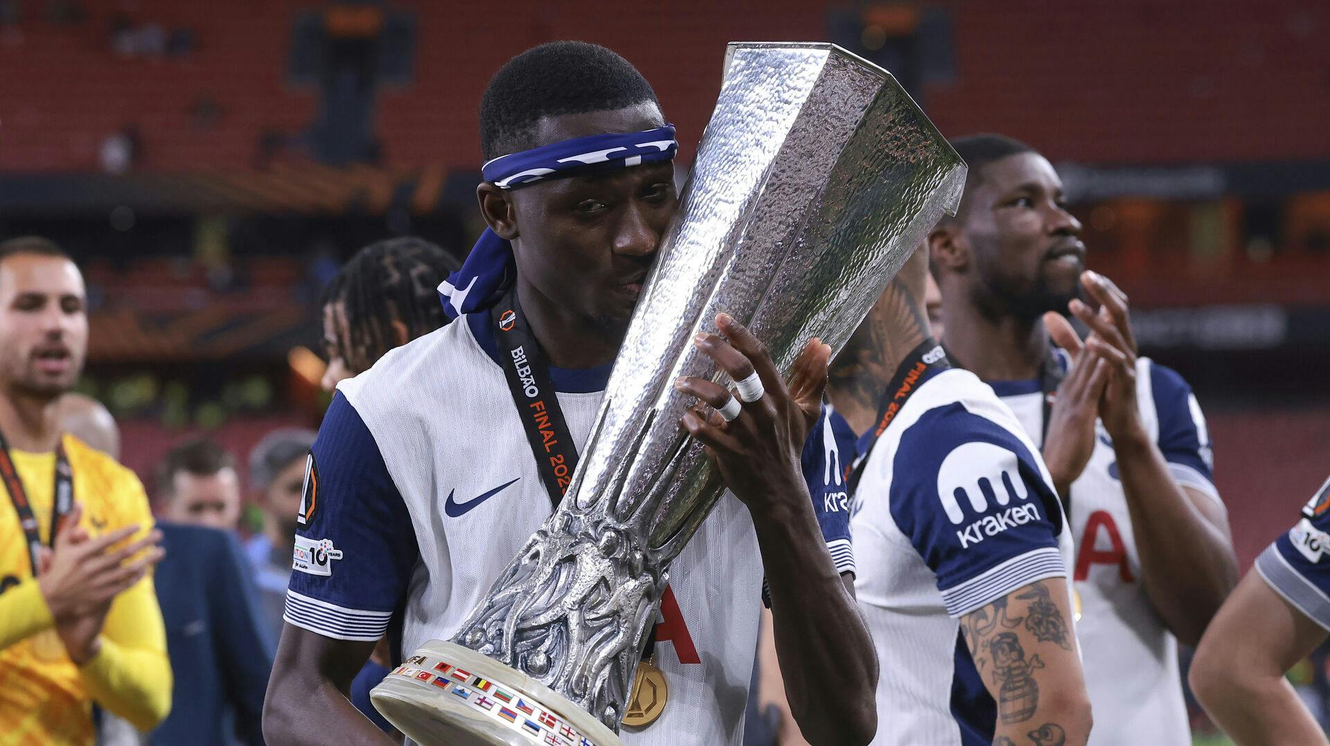 Tottenham-stjernen Pape Matar Sarr er ikke længere single. Og det har han faktisk ikke været i et stykke tid, da han i al hemmelighed blev gift med modellen Veronika Yazback sidste år.