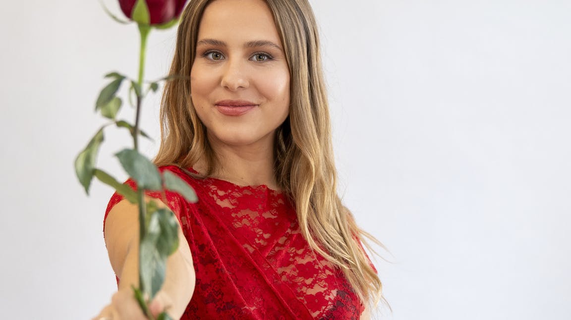 Emma Sofie Nielsen deler roser ud i sæson tre af "Bachelorette".