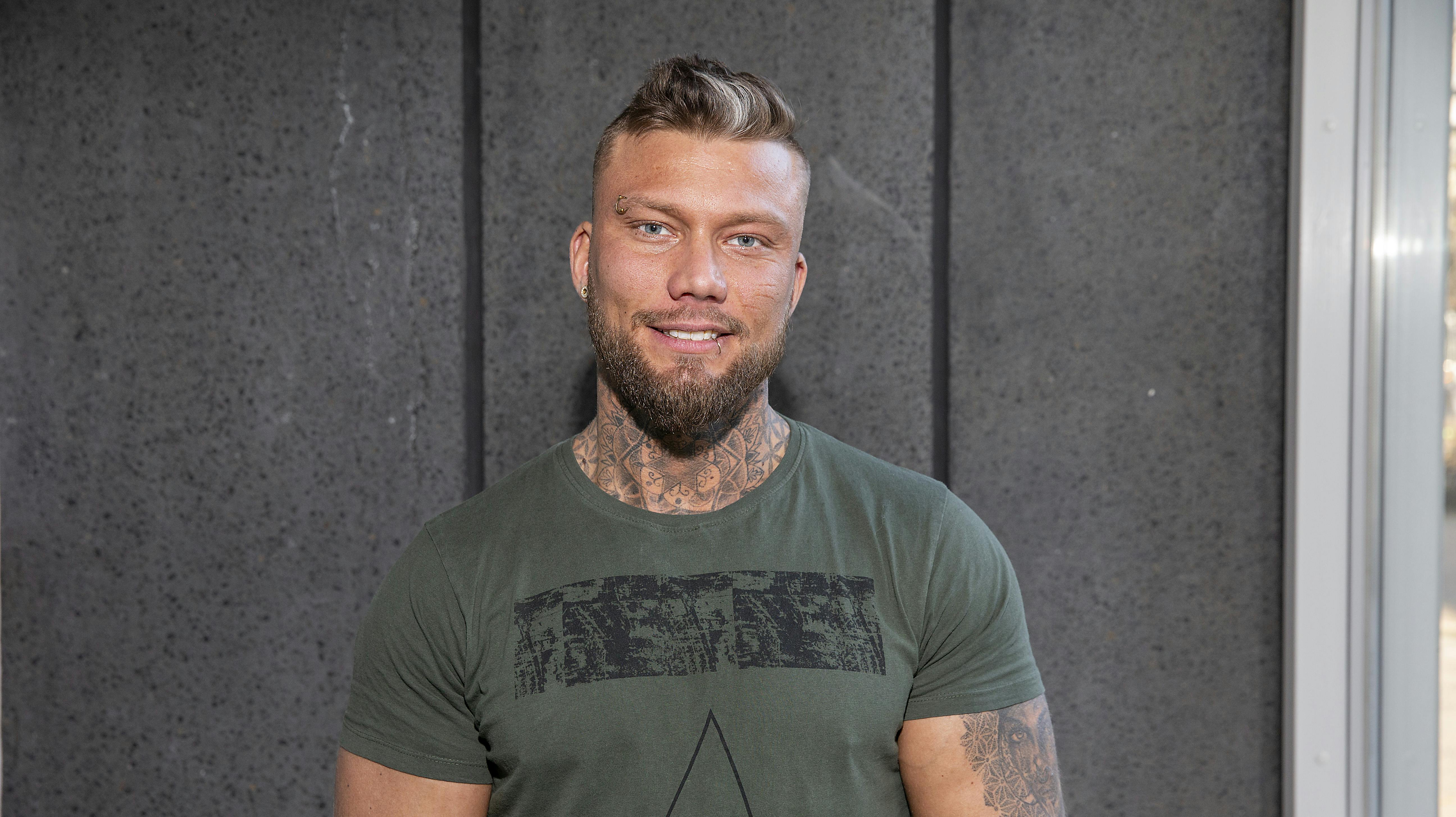 Den tidligere "For lækker til love"-deltager 36-årige Simon Iversen har fundet kærligheden i form af 17-årige Cecilie.