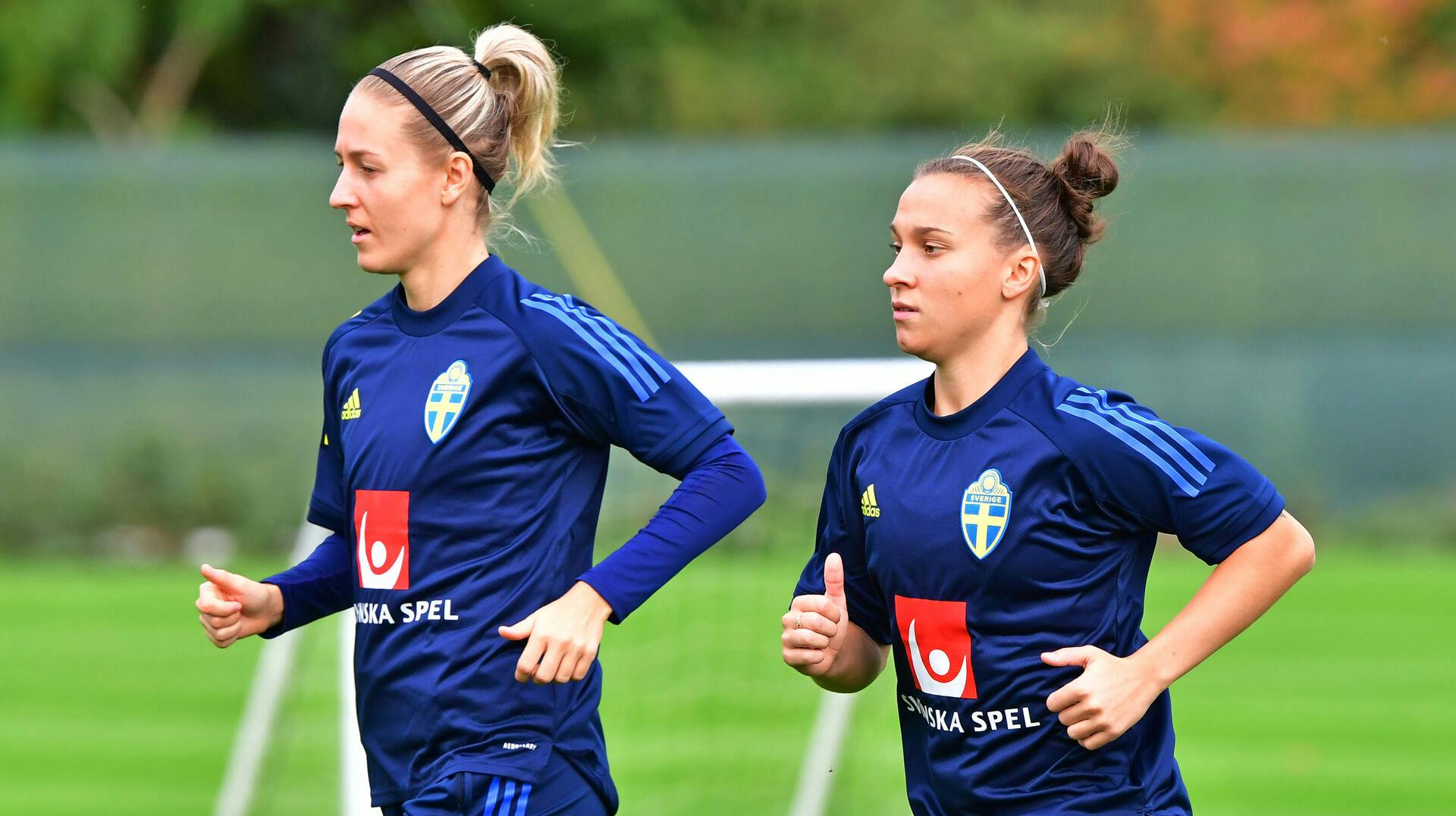 Emma Kullberg (tv) og Julia Zigiotti Olme sammen på træningsbanen.