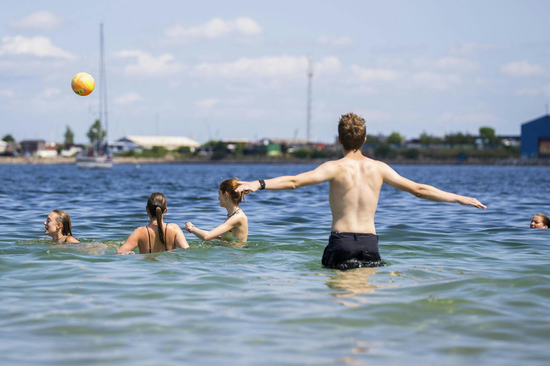 Det varme vejr trækker badegæster til stranden, her ved Svanemøllen i København, 22. juni 2023.