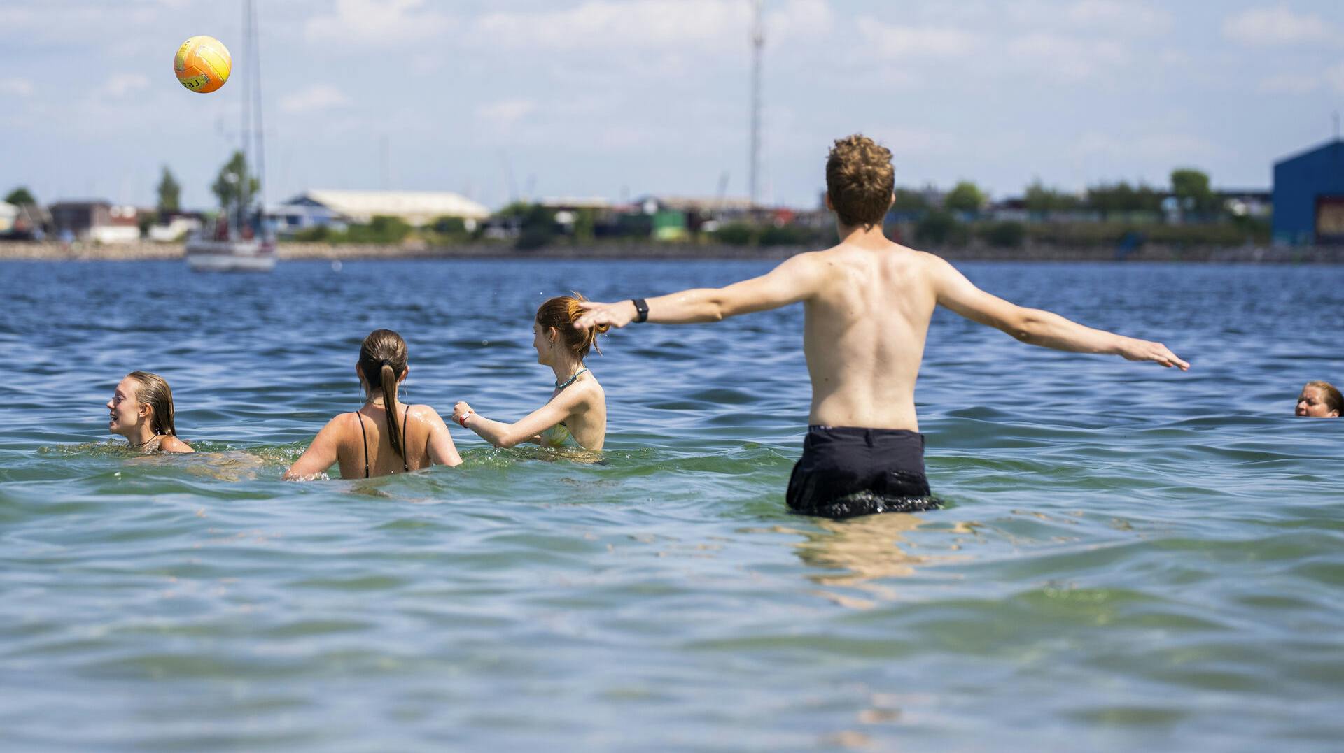 Det varme vejr trækker badegæster til stranden, her ved Svanemøllen i København, 22. juni 2023.