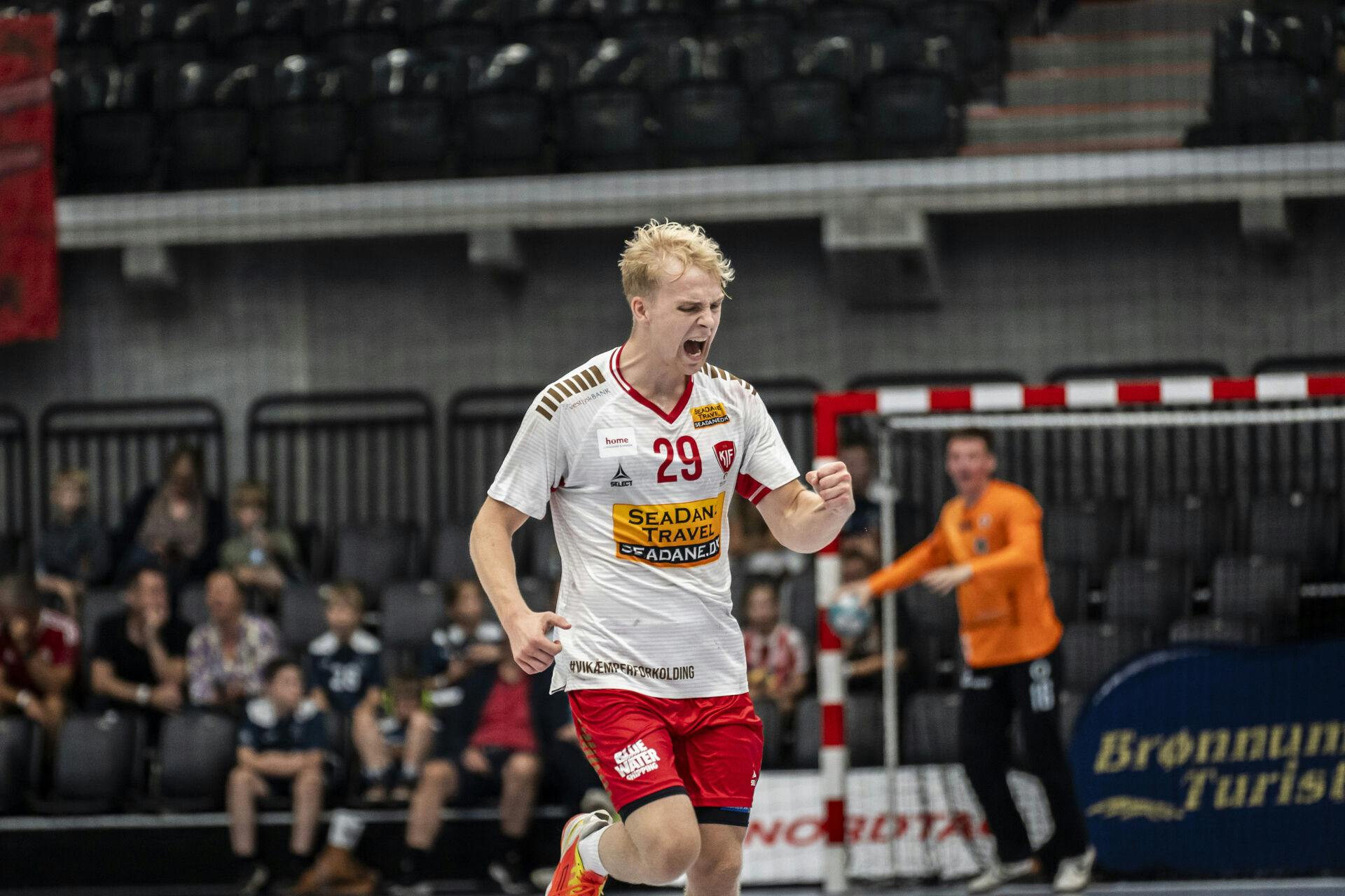 Viktor Nevers har været sygemeldt med symptomer på stress. 