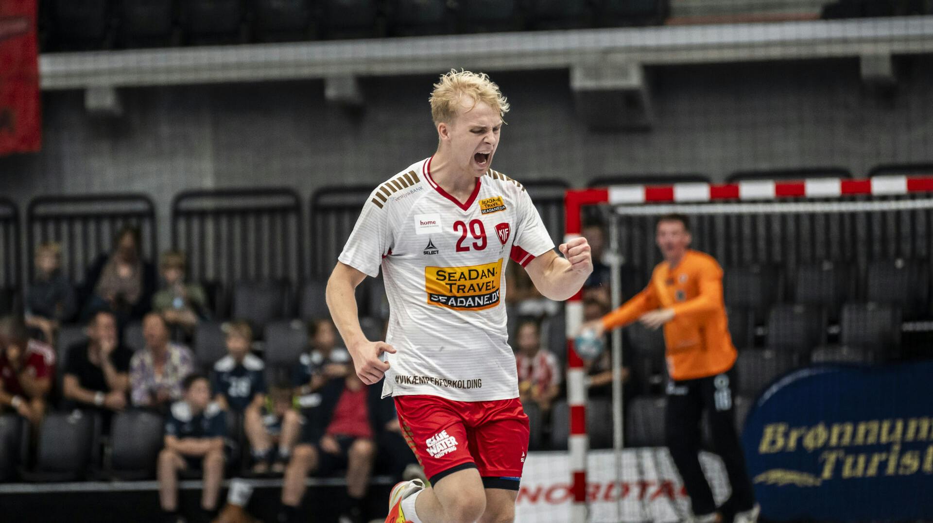 Viktor Nevers har været sygemeldt med symptomer på stress.