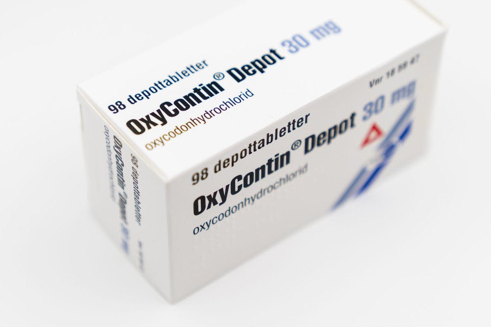 Sådan ser en pakke Oxycontin fra Mundipharma ud. Hvis man har købt den på apoteket, behøver man ikke frygte, at man indtager det livsfarlige nitazen, som Sundhedsstyrelsen advarer om.  