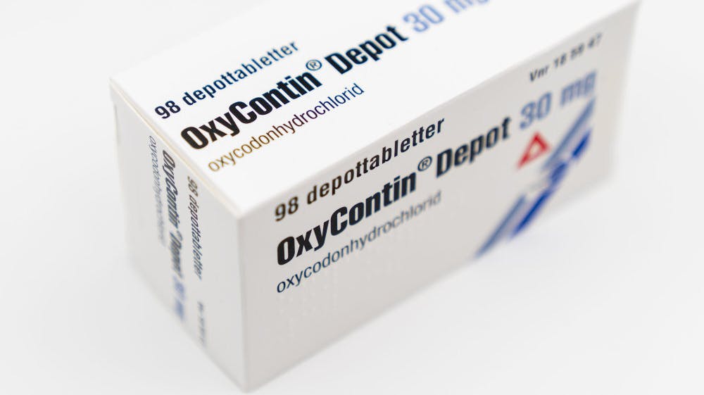 Sådan ser en pakke Oxycontin fra Mundipharma ud. Hvis man har købt den på apoteket, behøver man ikke frygte, at man indtager det livsfarlige nitazen, som Sundhedsstyrelsen advarer om.