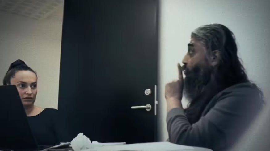 Amira Smajic og byggerockeren Fasar Abrar Raja var engang perlevenner, eller fremstod i hvert fald sådan. Nu har han ikke andet en bræk til overs for hendes deltagelse i nye afsnit af "Den sorte svane".