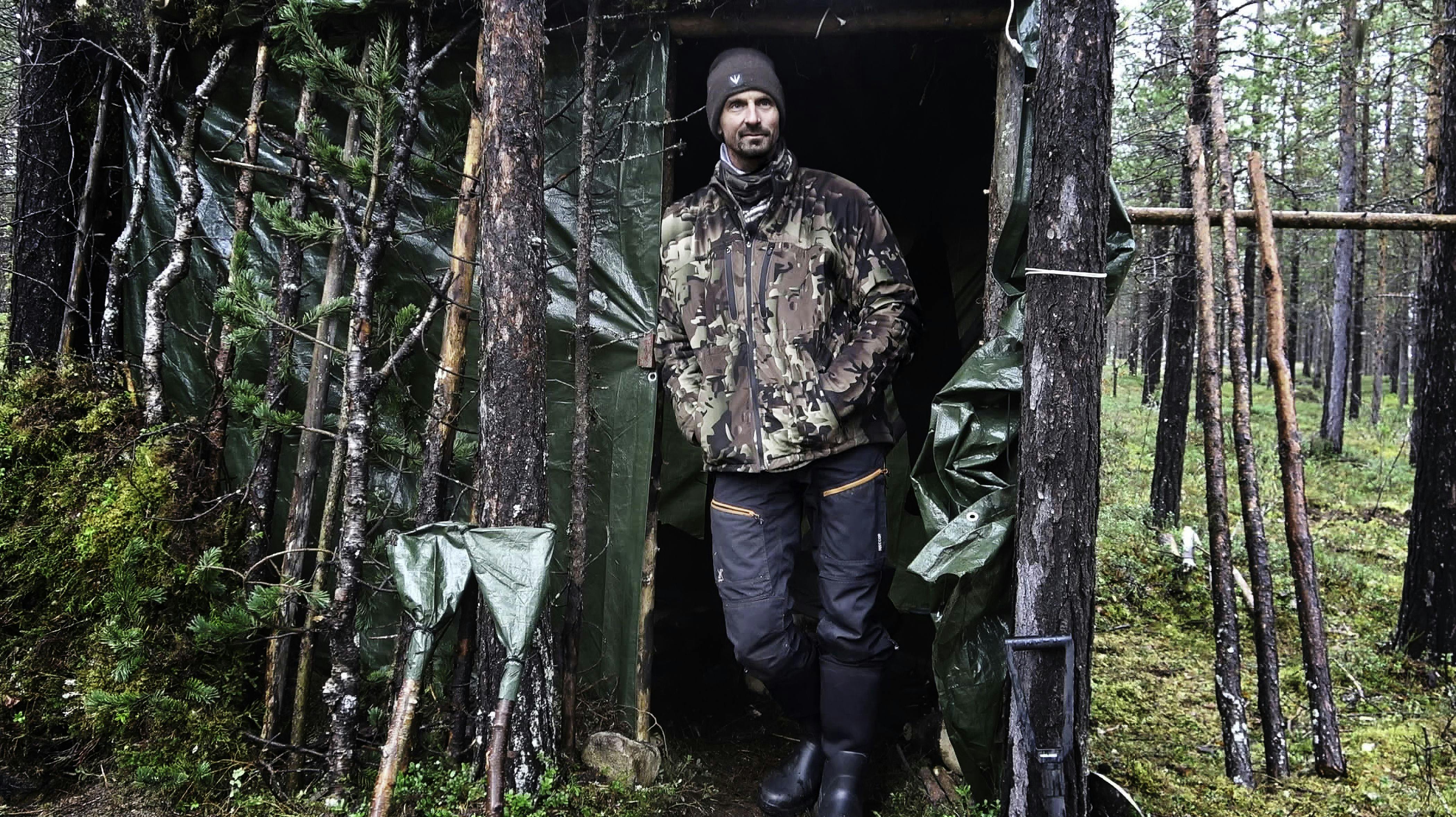Christian Askholm er den deltager, der får bygget det mest imponerende shelter i sæson otte af "Alene i vildmarken". Der er endda dør og dørskilt.
