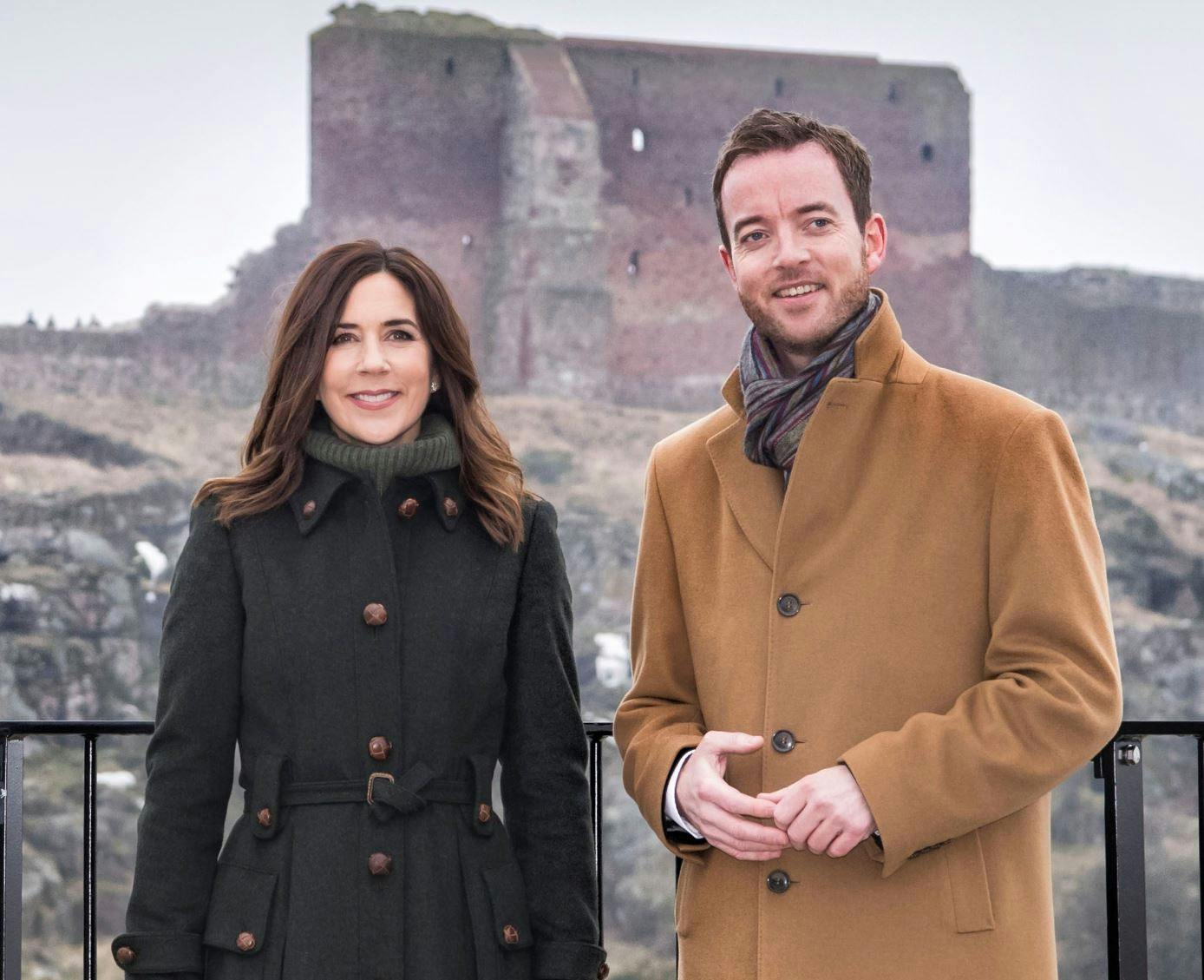 Esben Lunde Larsen med daværende kronprinsesse Mary på Bornholm. Mary kender Esbens nye gade særdeles godt, idet hun ofte er kørt igennem den på sin vej til og fra Amalienborg.