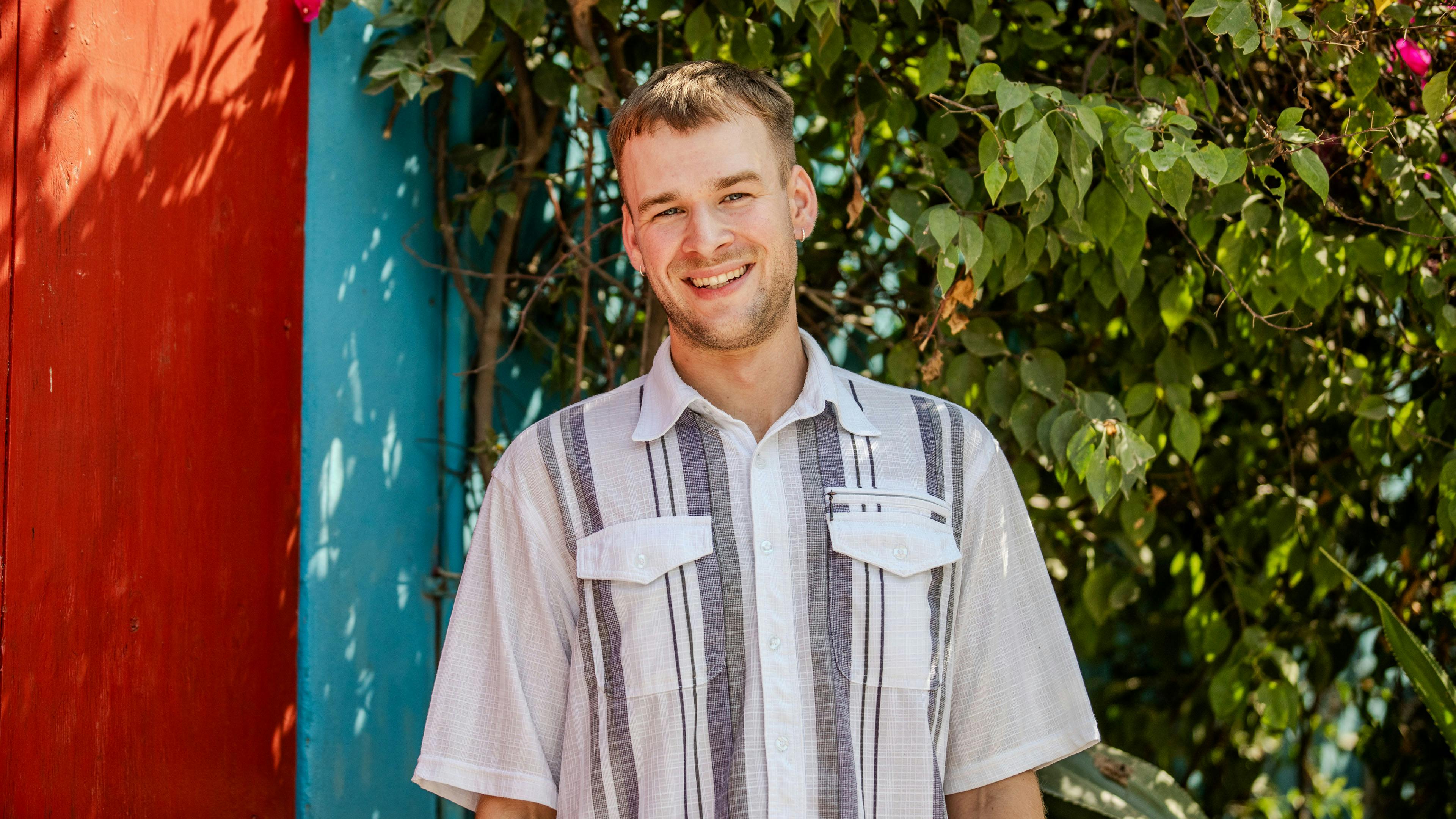 De stærke følelser viser deres ansigt, da Anton skal høre en anden af Emmas bejlere beskrive en fantastisk date.