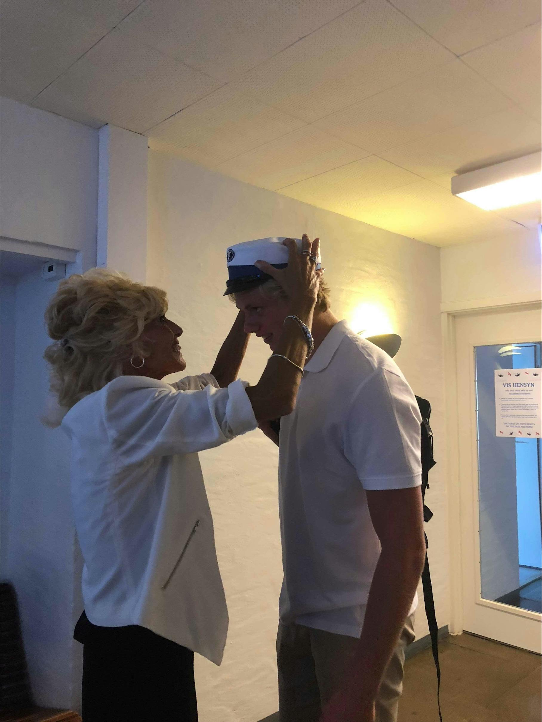 Marks mor nåede at give ham huen på, før hun gik bort.