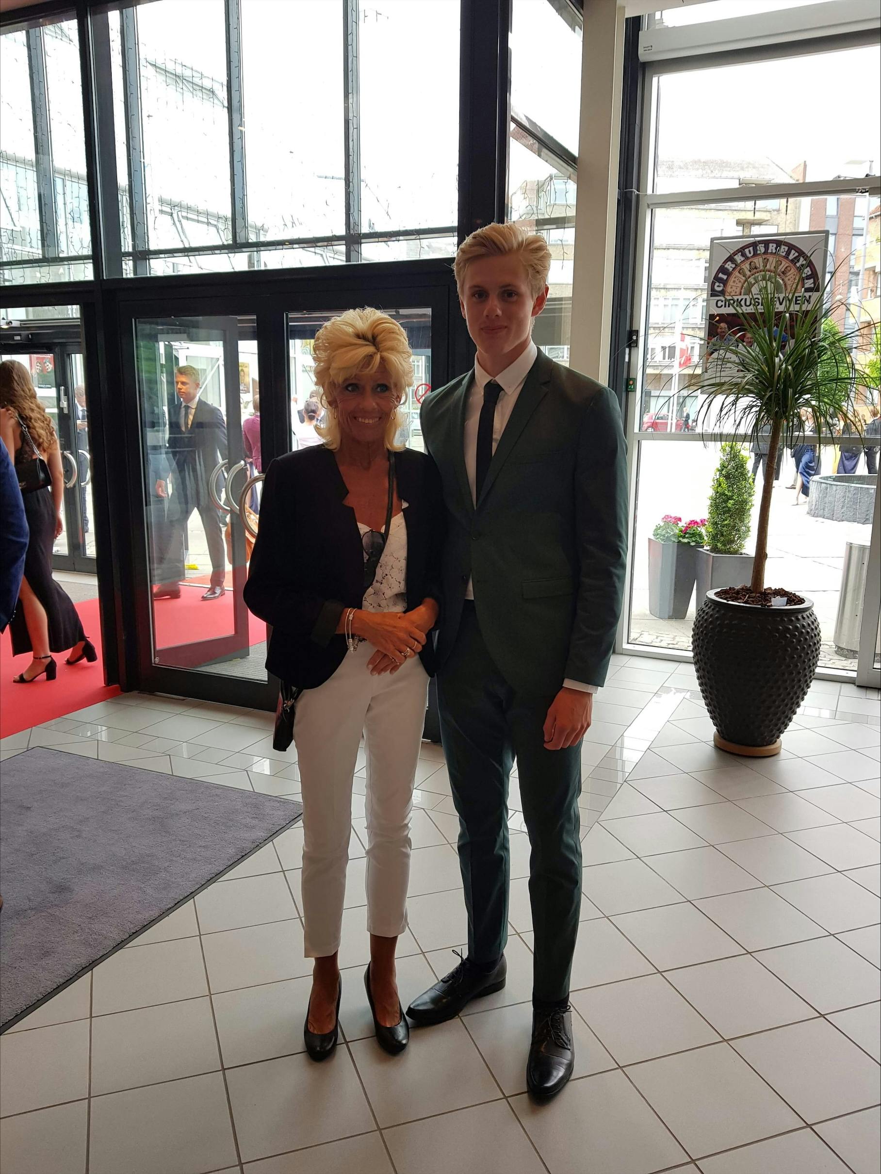 Under hendes sygdomsforløb var Mark ved at færdiggøre gymnasiet samtidig med, at han skulle passe på sin mor.