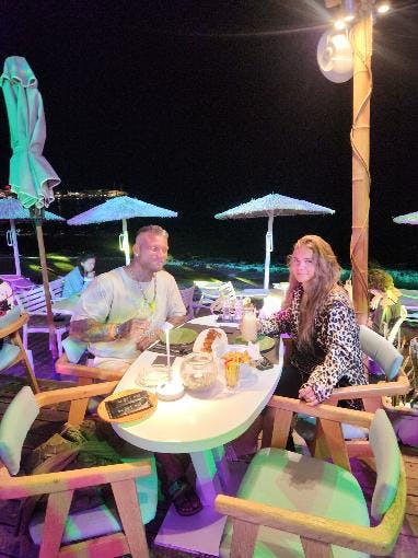 Parret nyder i øjeblikket en ferie sammen til Grækenland, hvor vejret og drinksene er bedre end herhjemme.