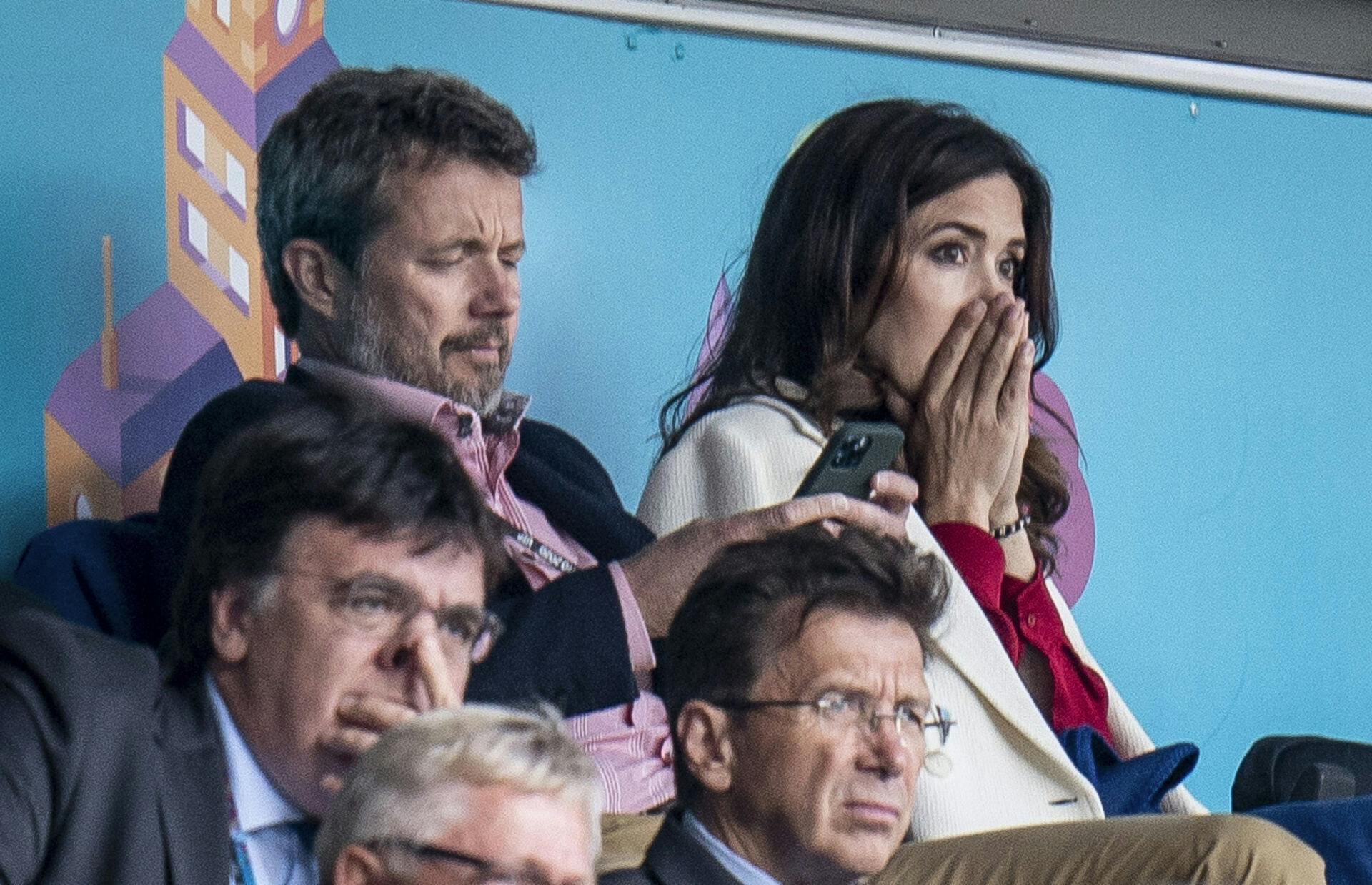 Frederik og Mary var også til stede, og den daværende kronprinsesse kunne ikke skjule, hvor chokeret hun var. 