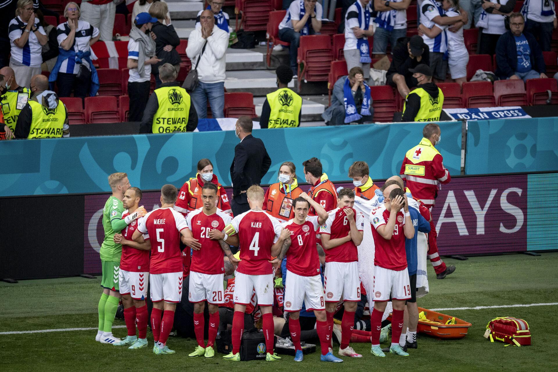 Der var mandsopdækning fra holdkammeraterne, så der ikke blev taget billeder  af Eriksen i græsset.