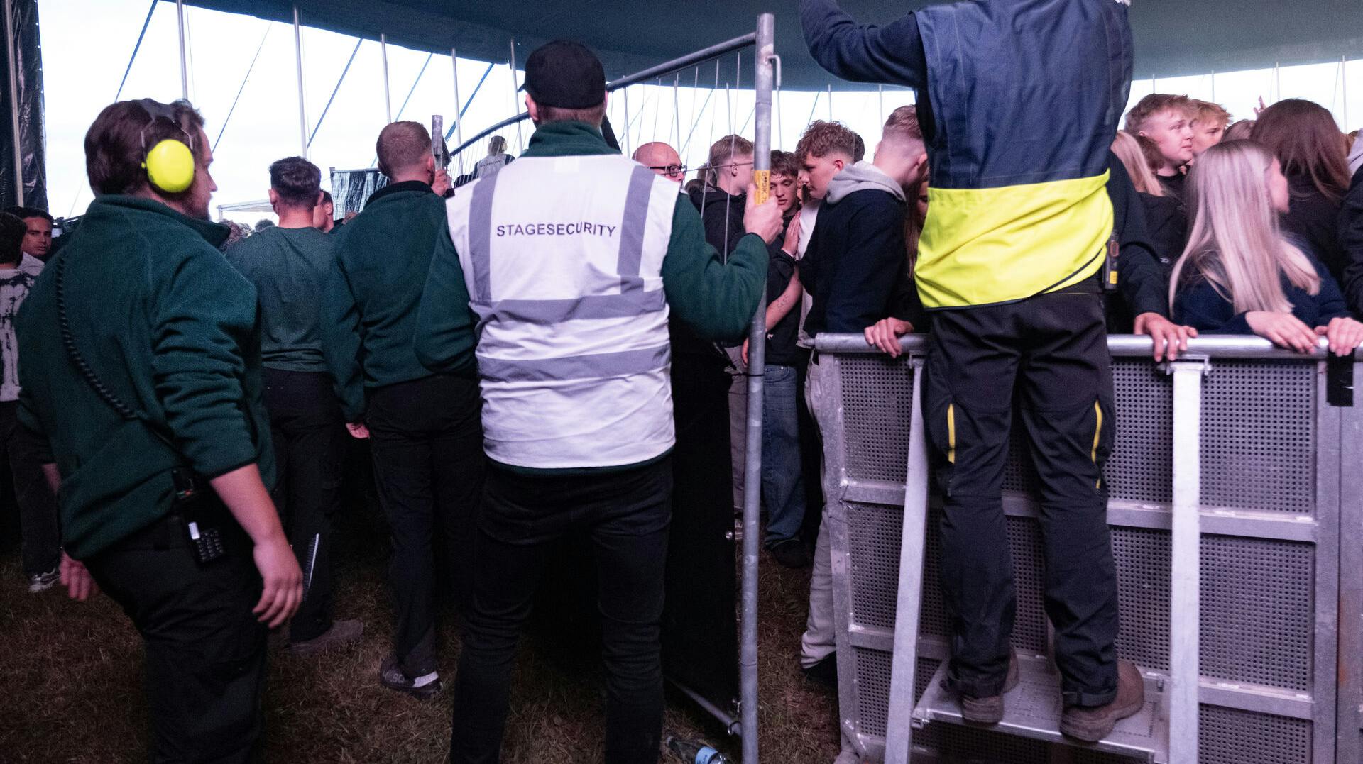Før start på aftenens koncert med Mas på Teltscenen på Jelling Musikfestival opstår der tumult og hegnet i venstre side vælter pga for meget pres.