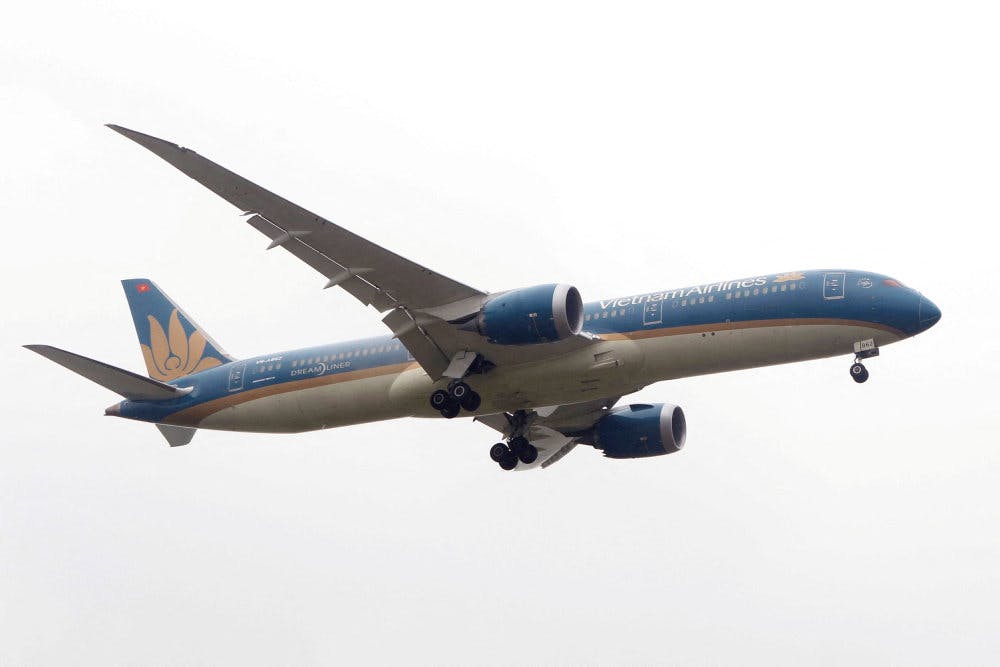 Et fly fra Vietnam Airlines er her fotograferet i 2017 i Vietnams hovedstad, Hanois, lufthavn. Fra december kan rejsende flyve direkte med Vietnam Airlines fra København til Ho Chi Minh City, Vietnams næststørste by. (Arkivfoto). 