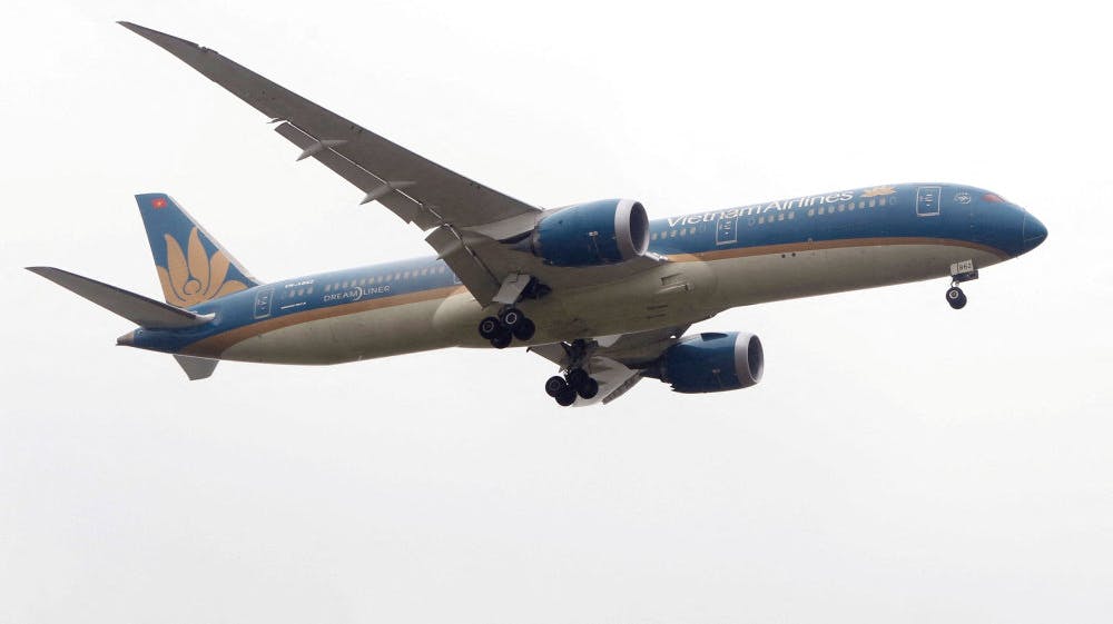 Et fly fra Vietnam Airlines er her fotograferet i 2017 i Vietnams hovedstad, Hanois, lufthavn. Fra december kan rejsende flyve direkte med Vietnam Airlines fra København til Ho Chi Minh City, Vietnams næststørste by. (Arkivfoto).