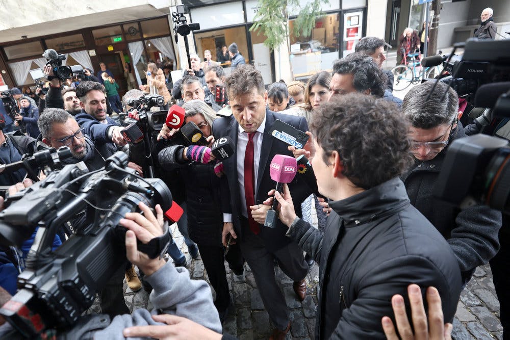 Anklager Patricio Ferrari snakker med medierne før torsdagens høring i sagen om Diego Maradonas død.