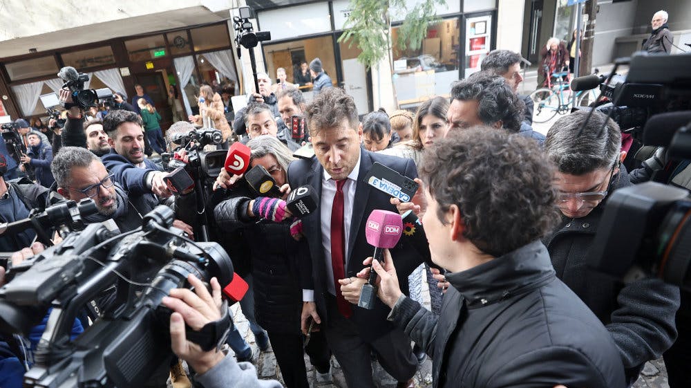 Anklager Patricio Ferrari snakker med medierne før torsdagens høring i sagen om Diego Maradonas død.