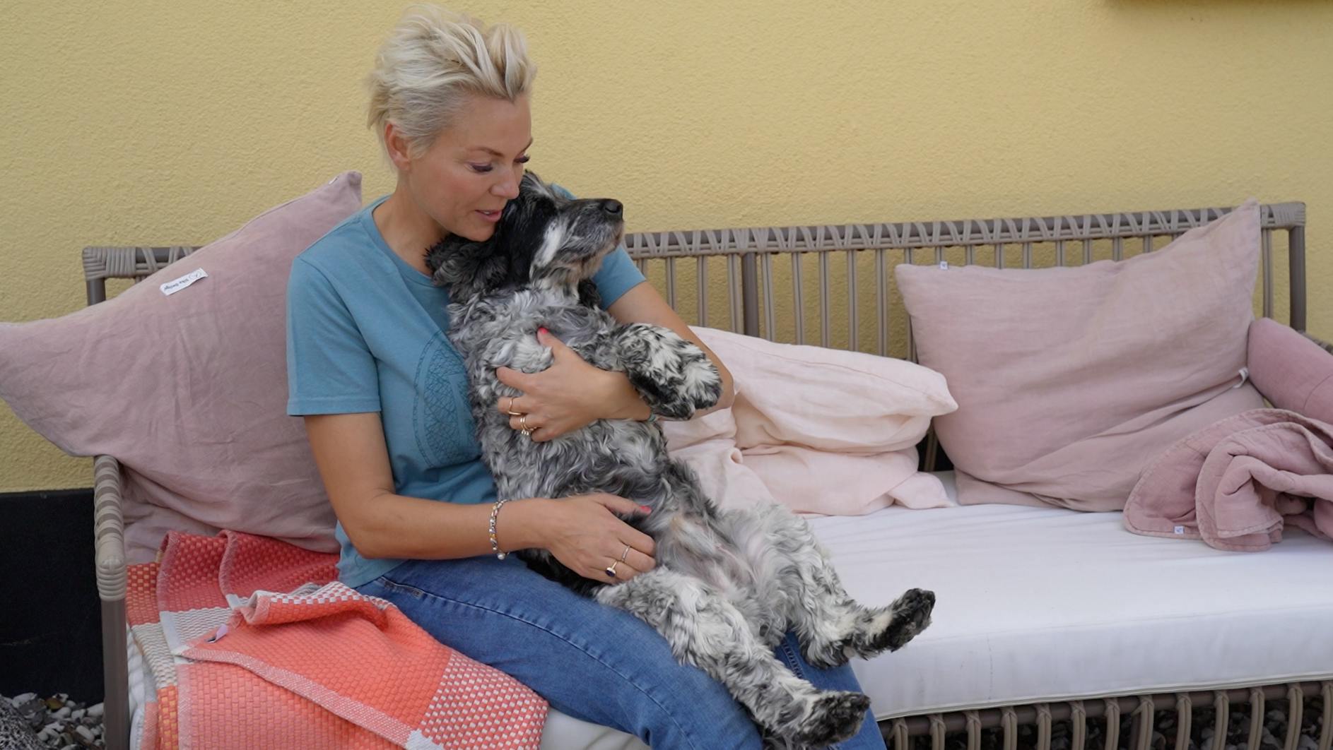 - Vi er evigt taknemmelige for de 11 dejlige år, vi fik sammen med vores dejlige hundebasse, som vi altid vil elske og mindes, lød det, da hunden døde.