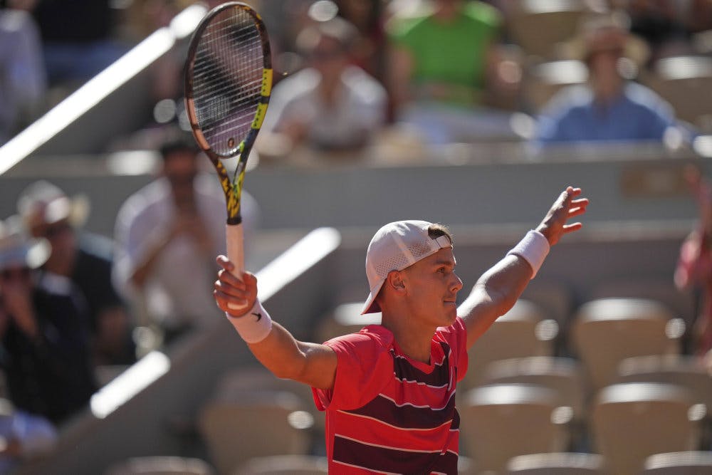 Holger Rune gjorde det svært for sig selv, men vandt fredag over franske Quentin Halys og er videre til ottendedelsfinalen i French Open. 