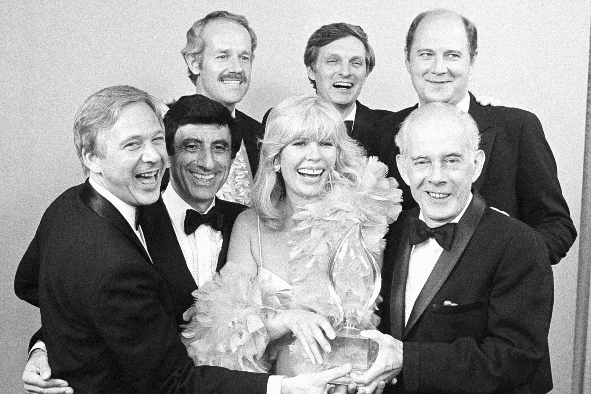 Loretta Swit med sine "M*A*S*H"-kollegaer William Christopher, Jamie Farr, Henry Morgan, Mike Farrell, Alan Alda og William Ogden Stiers.