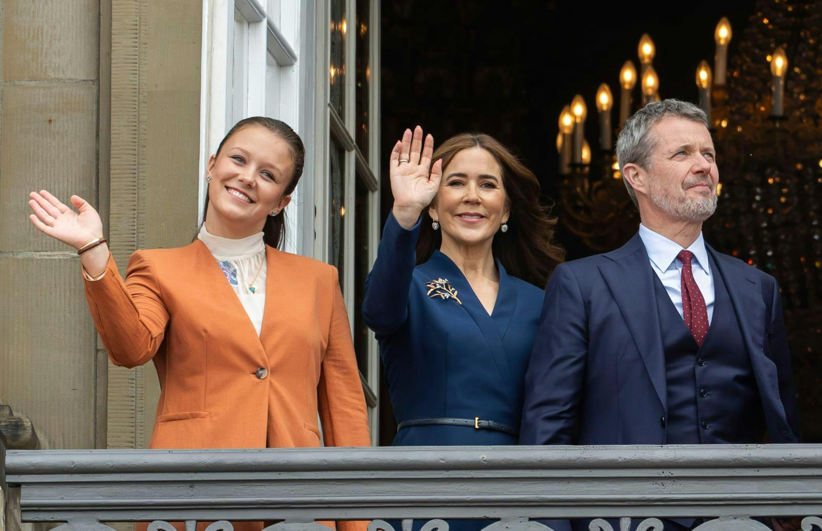 - Farvel og på gensyn. Den kongelige familie har forladt landet. Hvor og hvorfor vil kongehuset ikke sige et pip om.