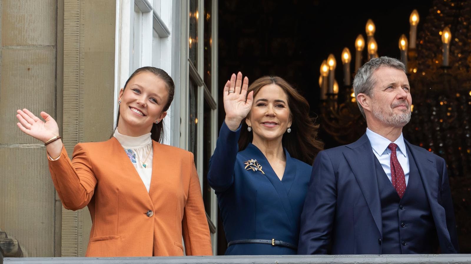 - Farvel og på gensyn. Den kongelige familie har forladt landet. Hvor og hvorfor vil kongehuset ikke sige et pip om.