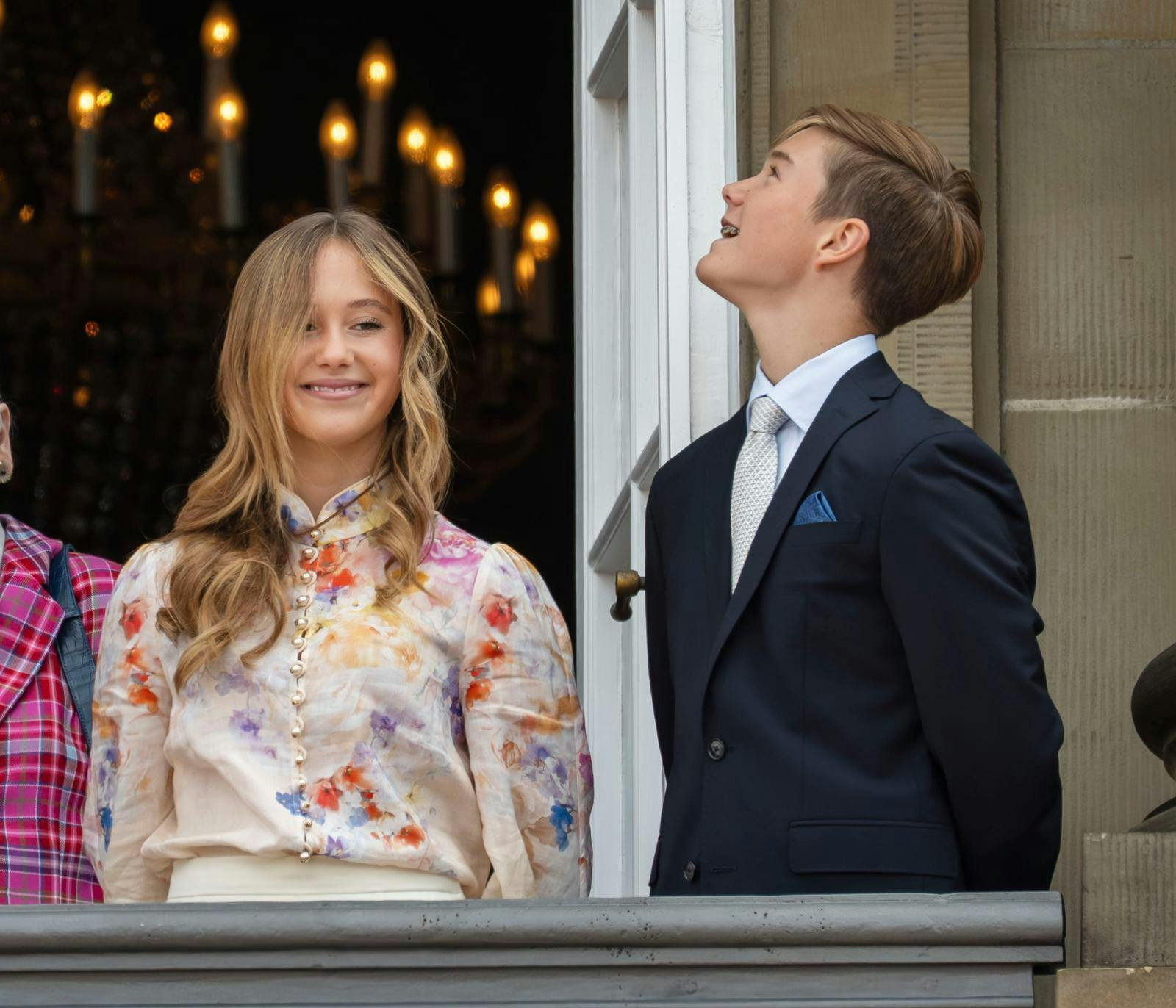 Der er noget mere naturligt over billeder som dette fra fejring af kong Frederik forleden, mens de officielle portrætter kan virke meget polerede.