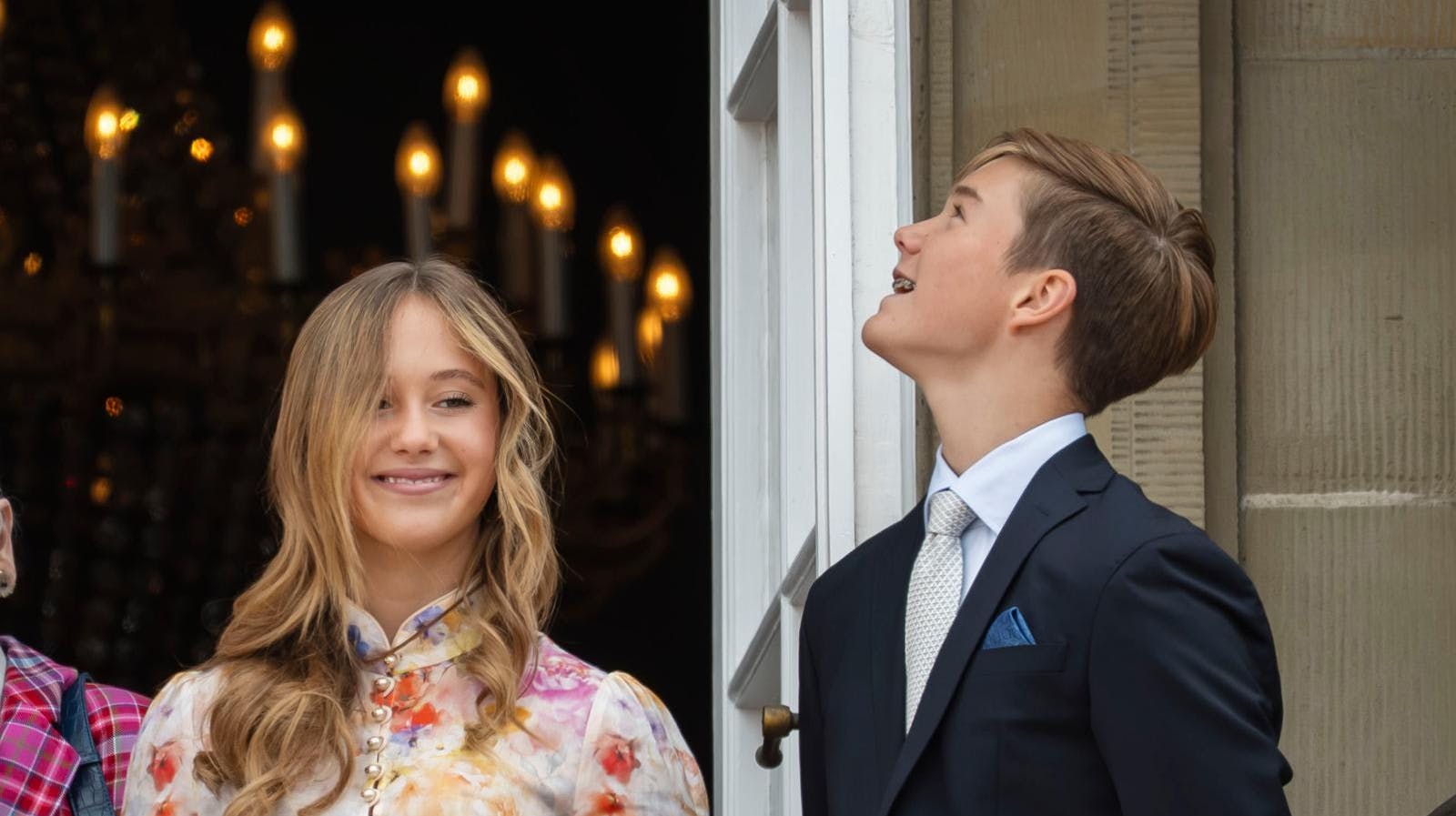 Der er noget mere naturligt over billeder som dette fra fejring af kong Frederik forleden, mens de officielle portrætter kan virke meget polerede.