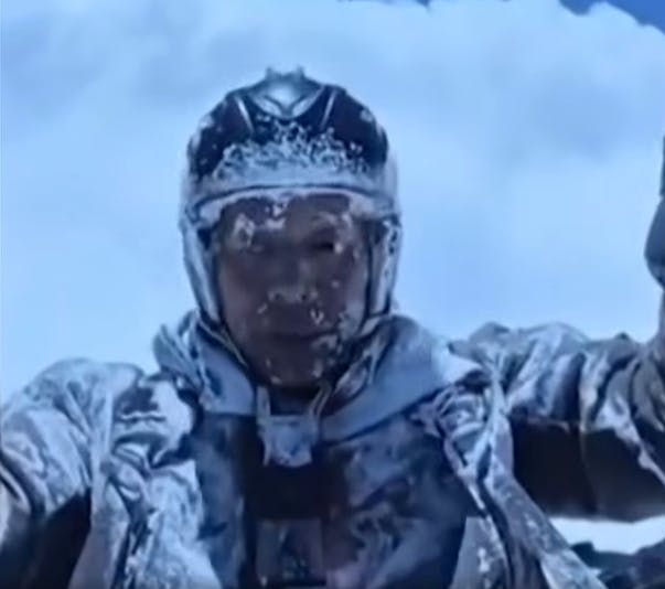 En kinesisk mand ender ved et uheld i 8500 meters højde i en viral video, men kan det nu også passe?